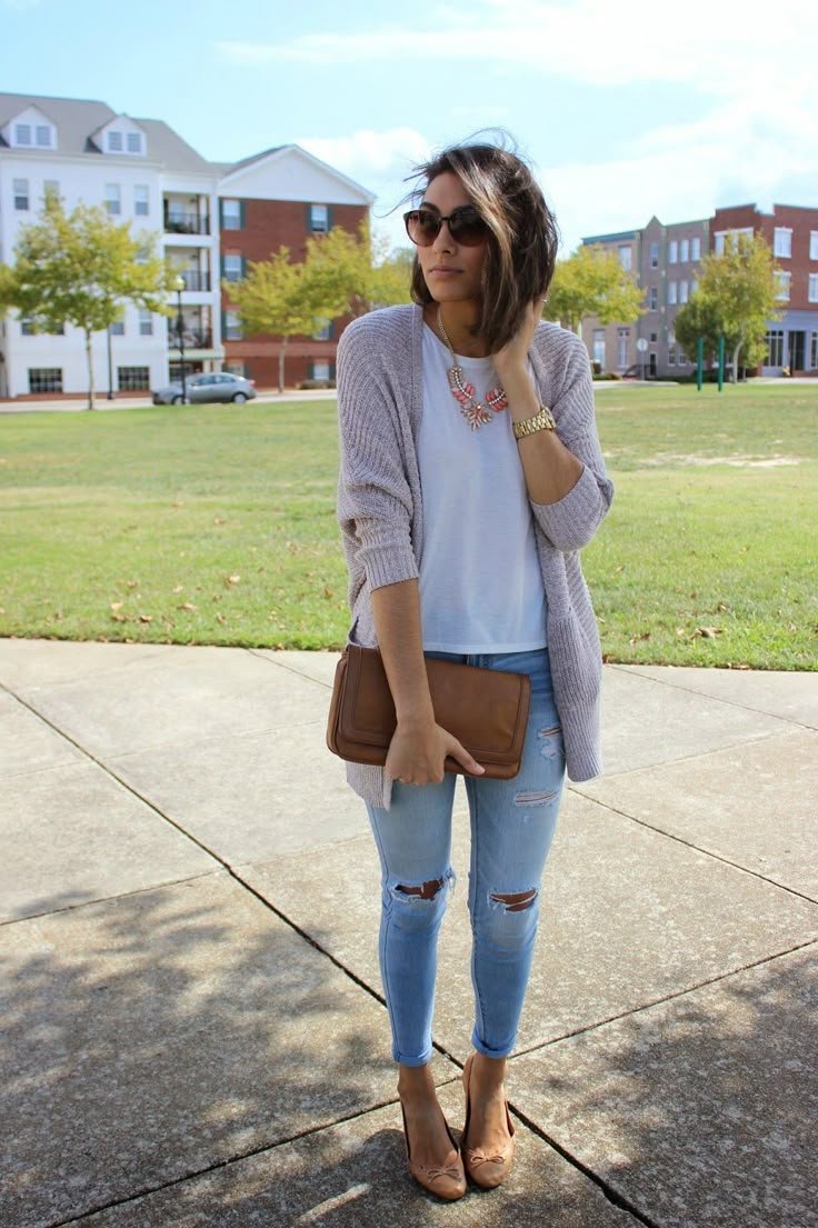 Cardigan ouvert gris pour femme, t-shirt blanc à col rond, jean skinny déchiré bleu clair, ballerines en cuir marron - tenue pull bleu bébé
