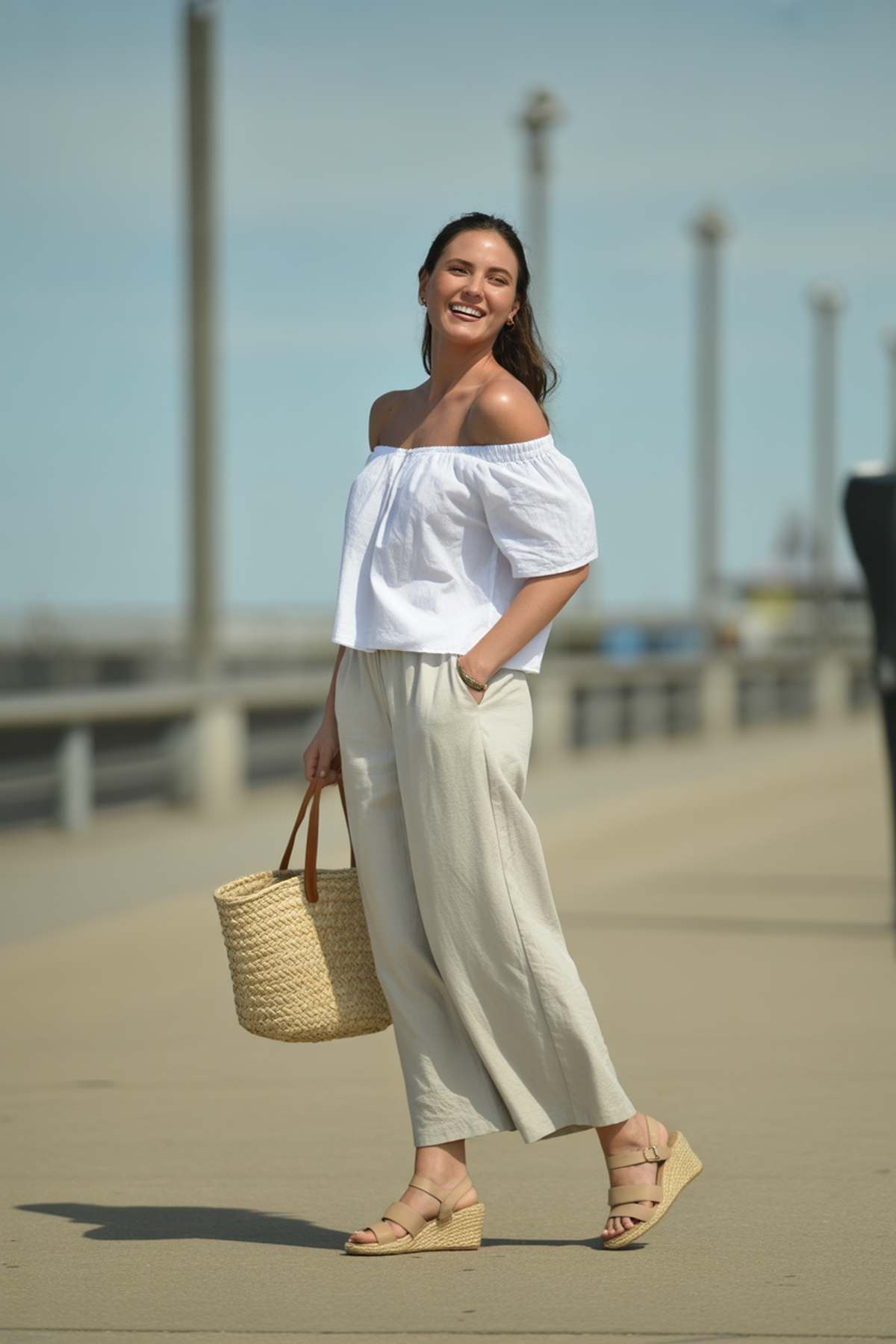 Haut épaules dénudées aéré avec pantalon à jambes larges