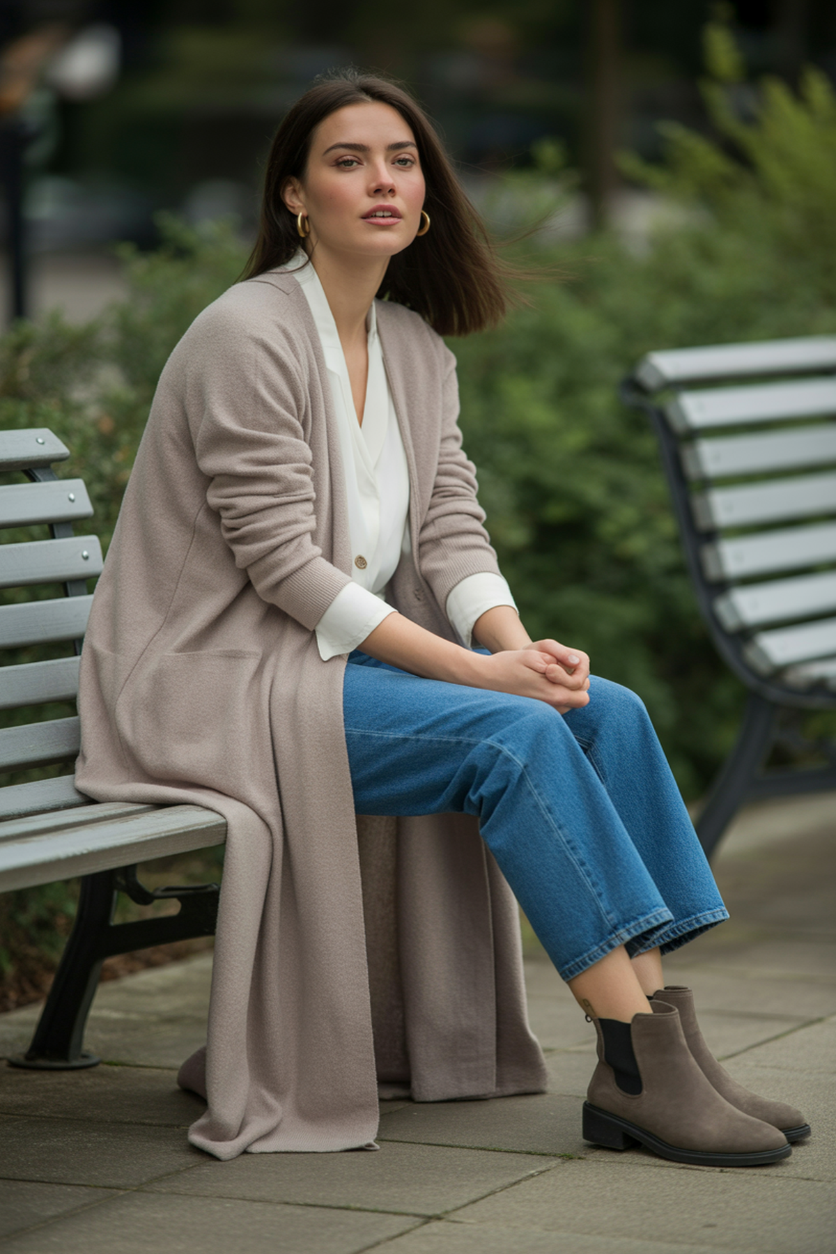 Cardigan Largo Sobre Blusa Ligera y Jeans