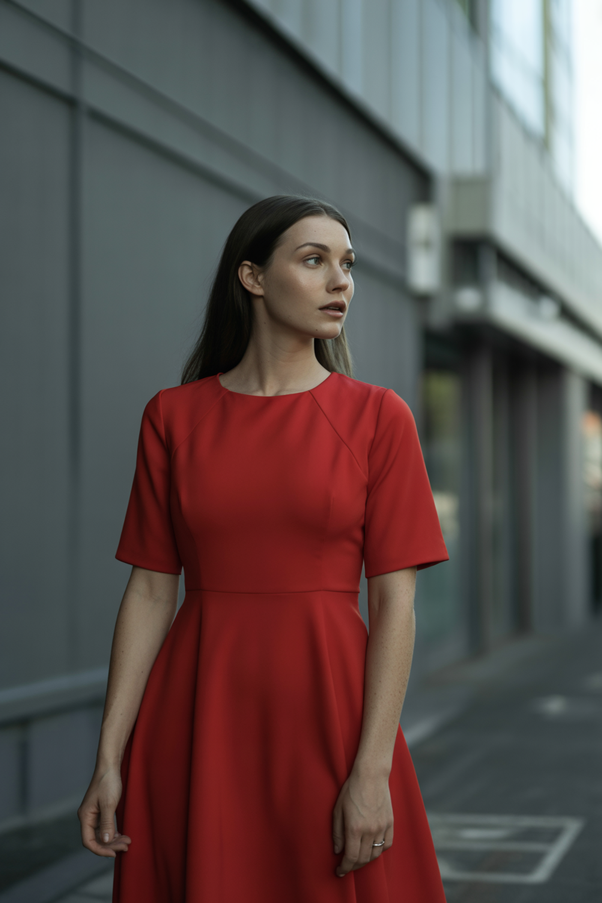Robe Rouge Audacieuse Avec Silhouette Épurée