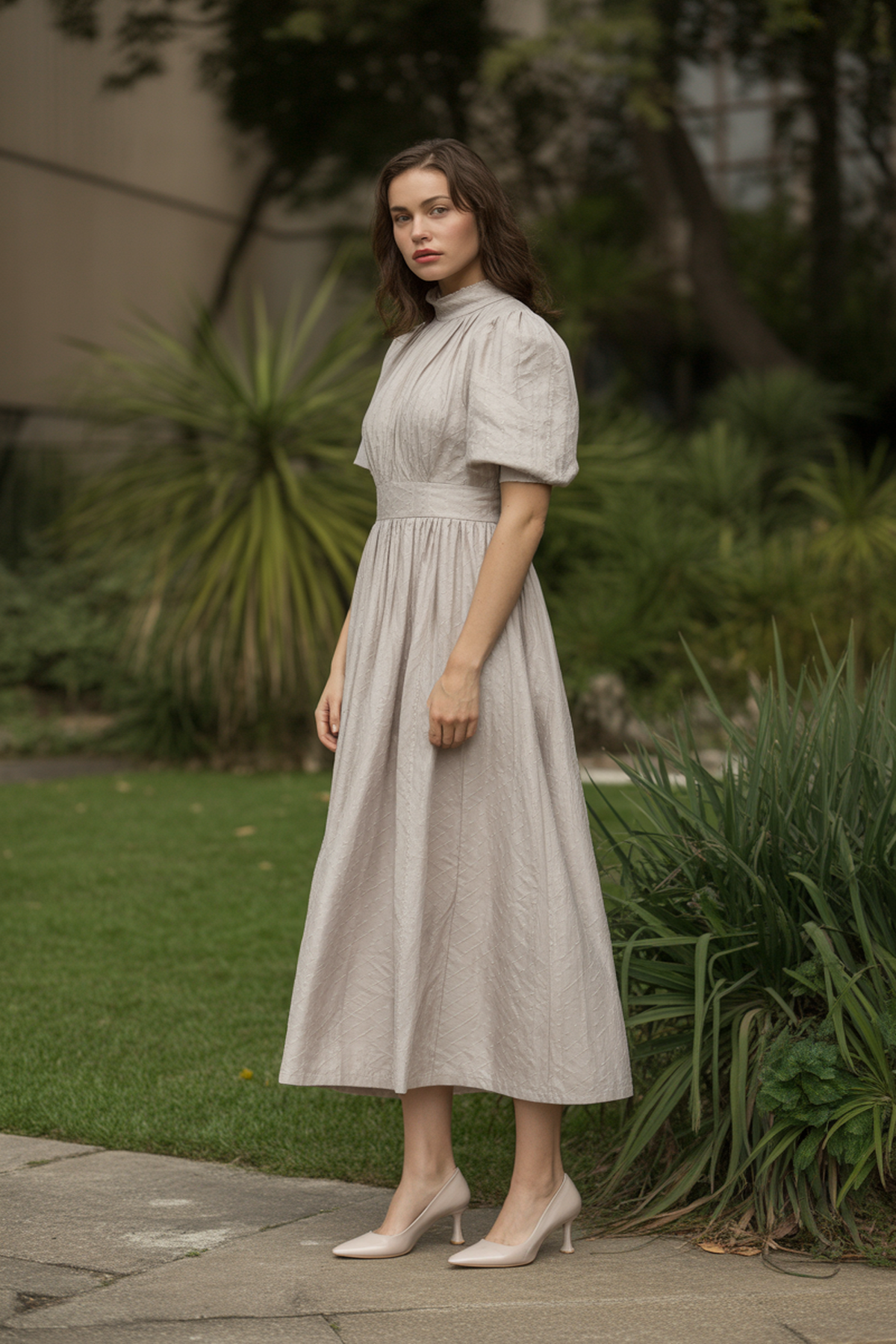 Robe à Col Montant Avec Broderies Délicates