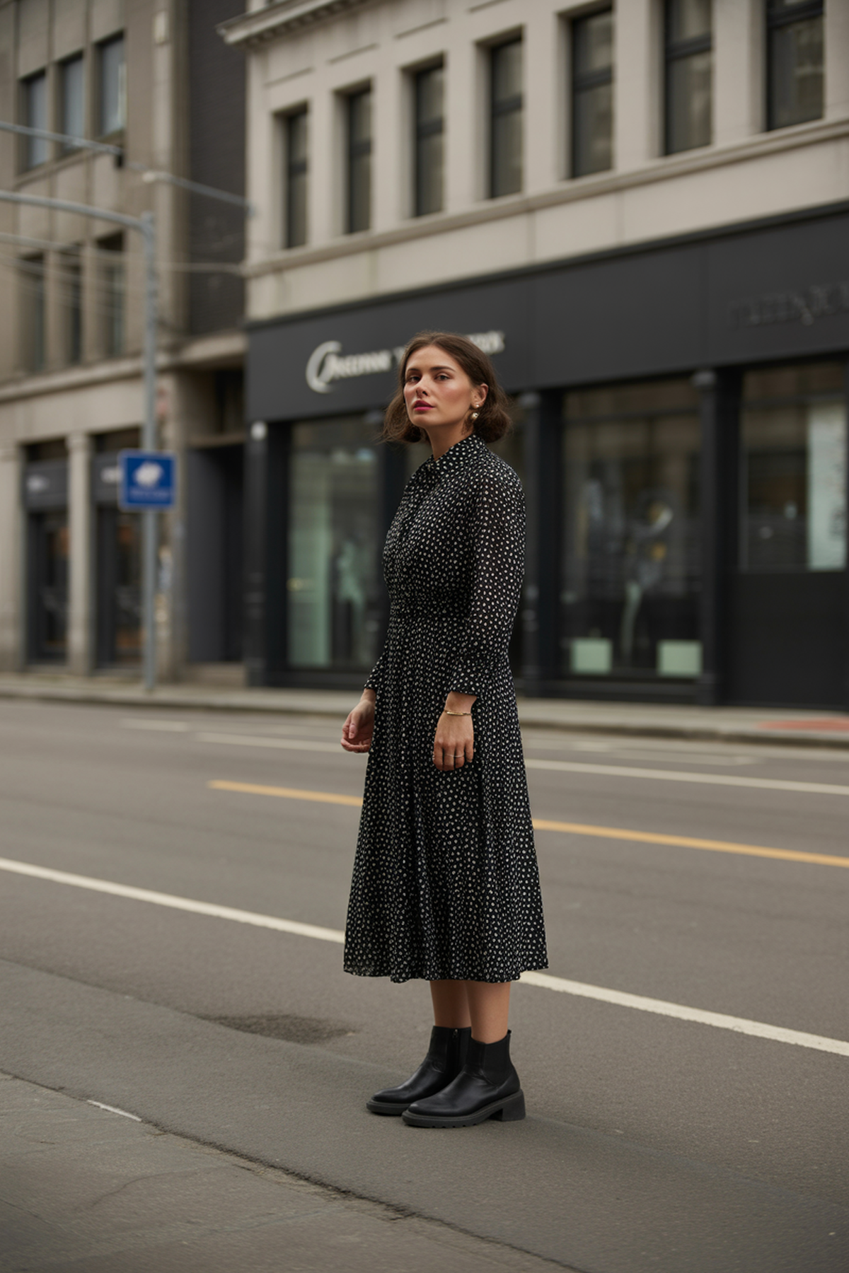 Vestidos midi de lunares juguetones con botines