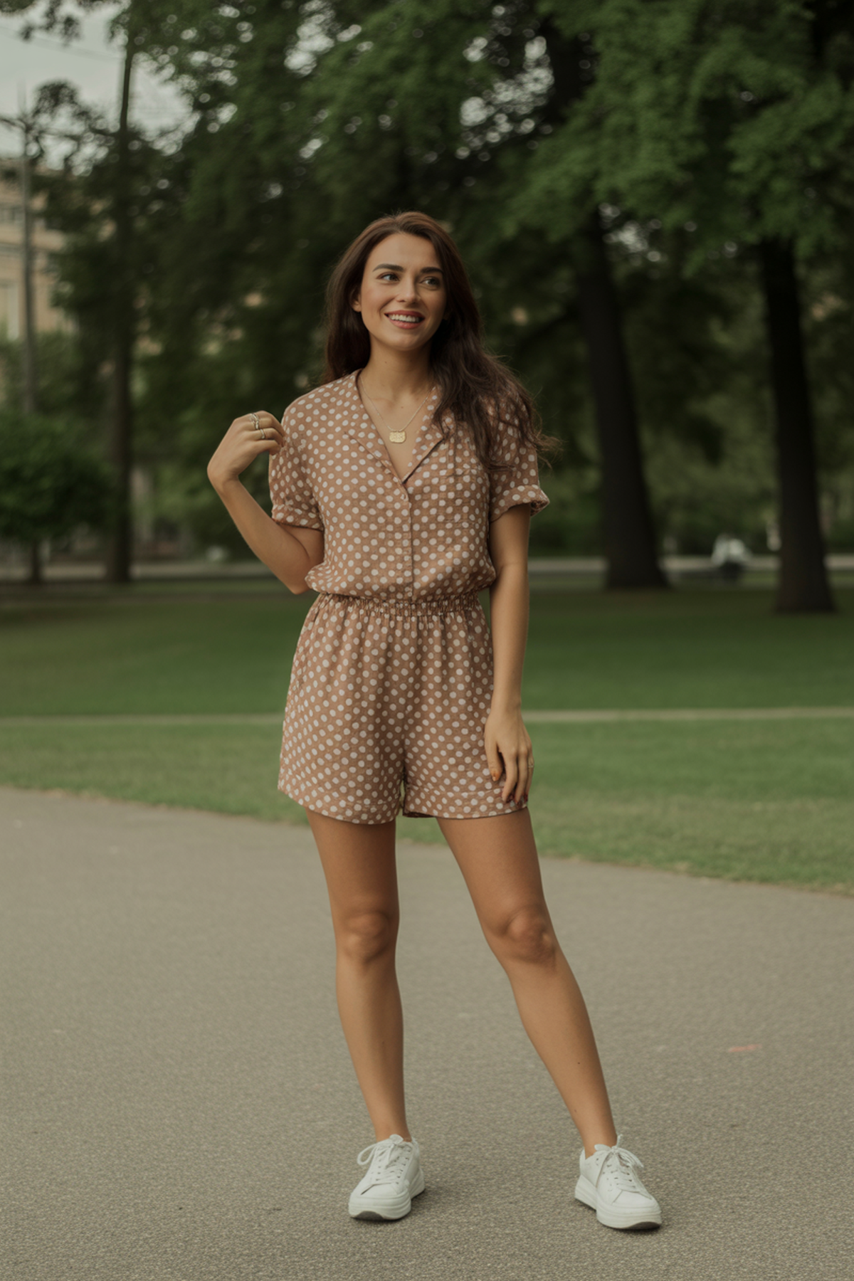 Monos cortos de lunares juguetones para un encanto casual