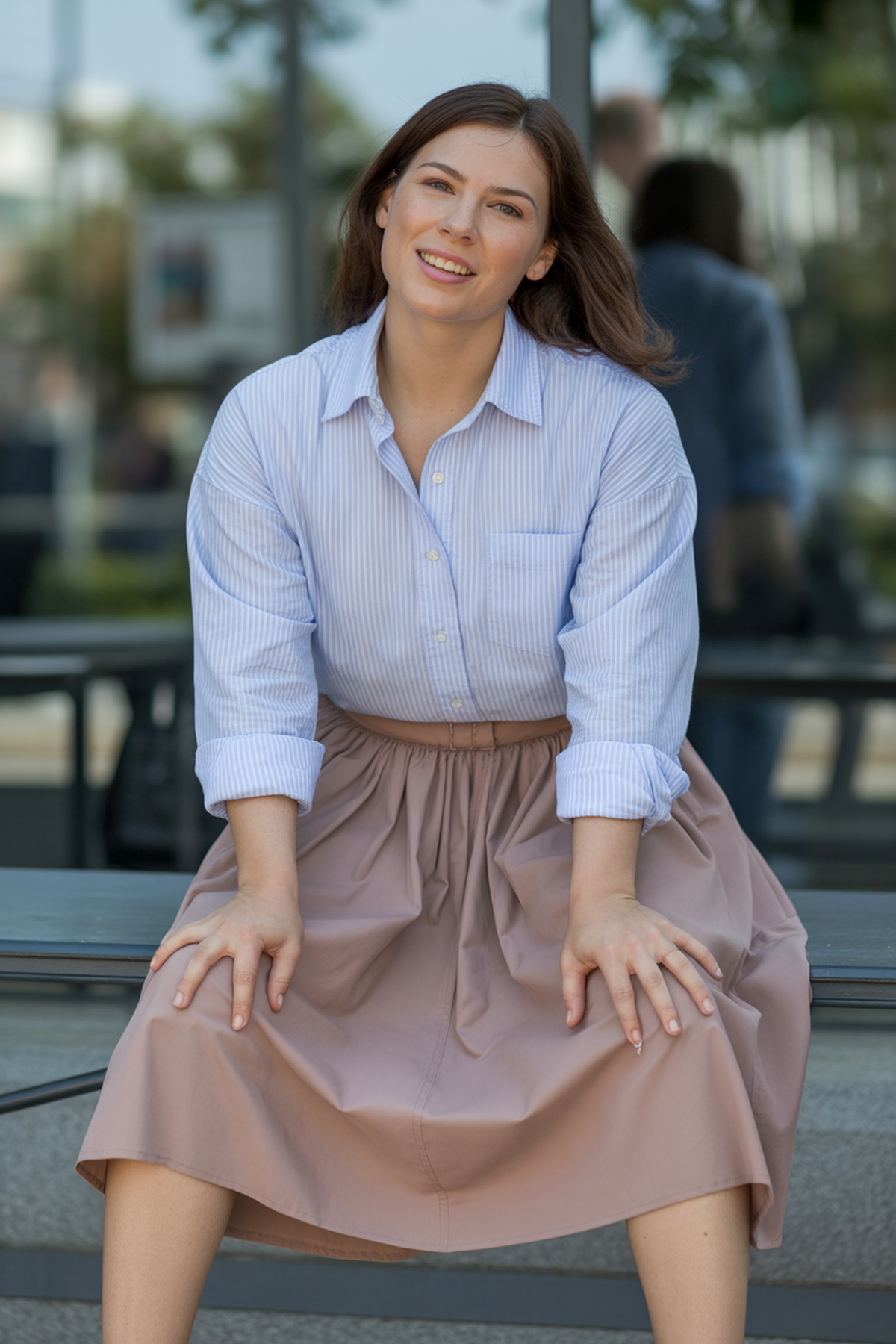 Chemise Boutonnée Rentrée Dans Une Jupe Midi