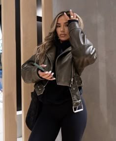 480 idées de vestes en cuir à porter en 2024 | mode, style 480 idées de vestes en cuir pour 2024 | mode, style - veste en cuir noir