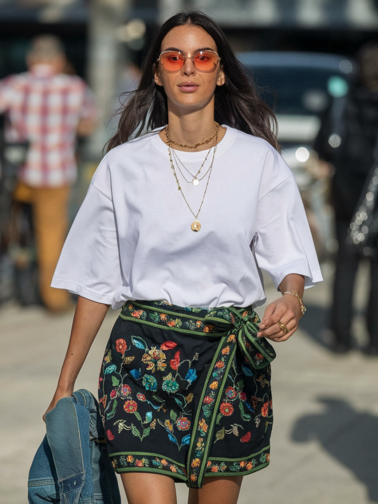 Looks frais : 22 idées de tenues printanières avec t-shirts pour 2025