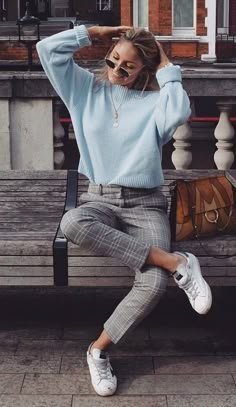 8 idées de pulls bleu bébé | Pull bleu bébé, mode, tenues - Tenue pull bleu bébé