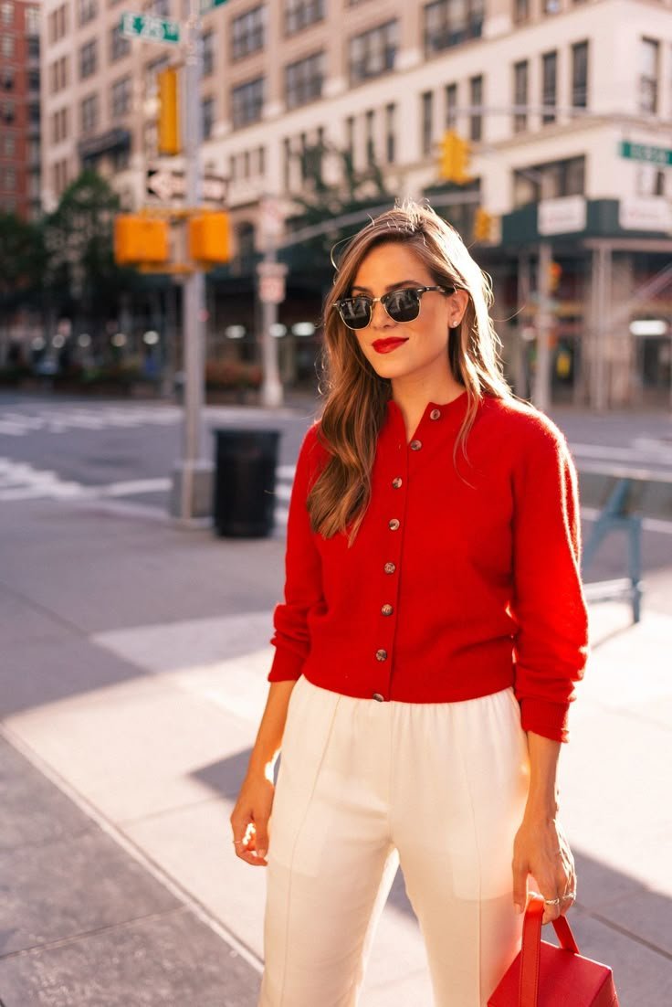 Ces incontournables de la nouvelle saison sont aussi confortables qu'élégants - Julia Berolzheimer - tenue cardigan rouge