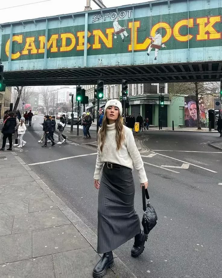 Les 8 meilleures idées de tenues à porter avec une jupe grise Les 8 meilleures idées de tenues à porter avec une jupe grise - tenue jupe longue hiver