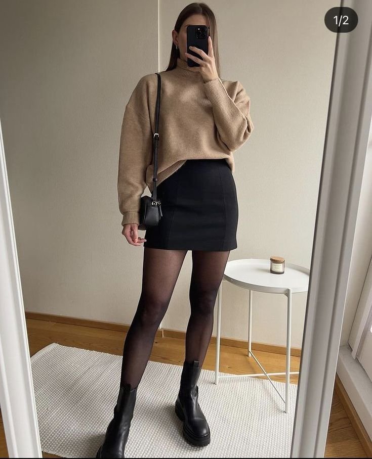 Audacieuse et dure à cuire : la mini-jupe noire au pouvoir