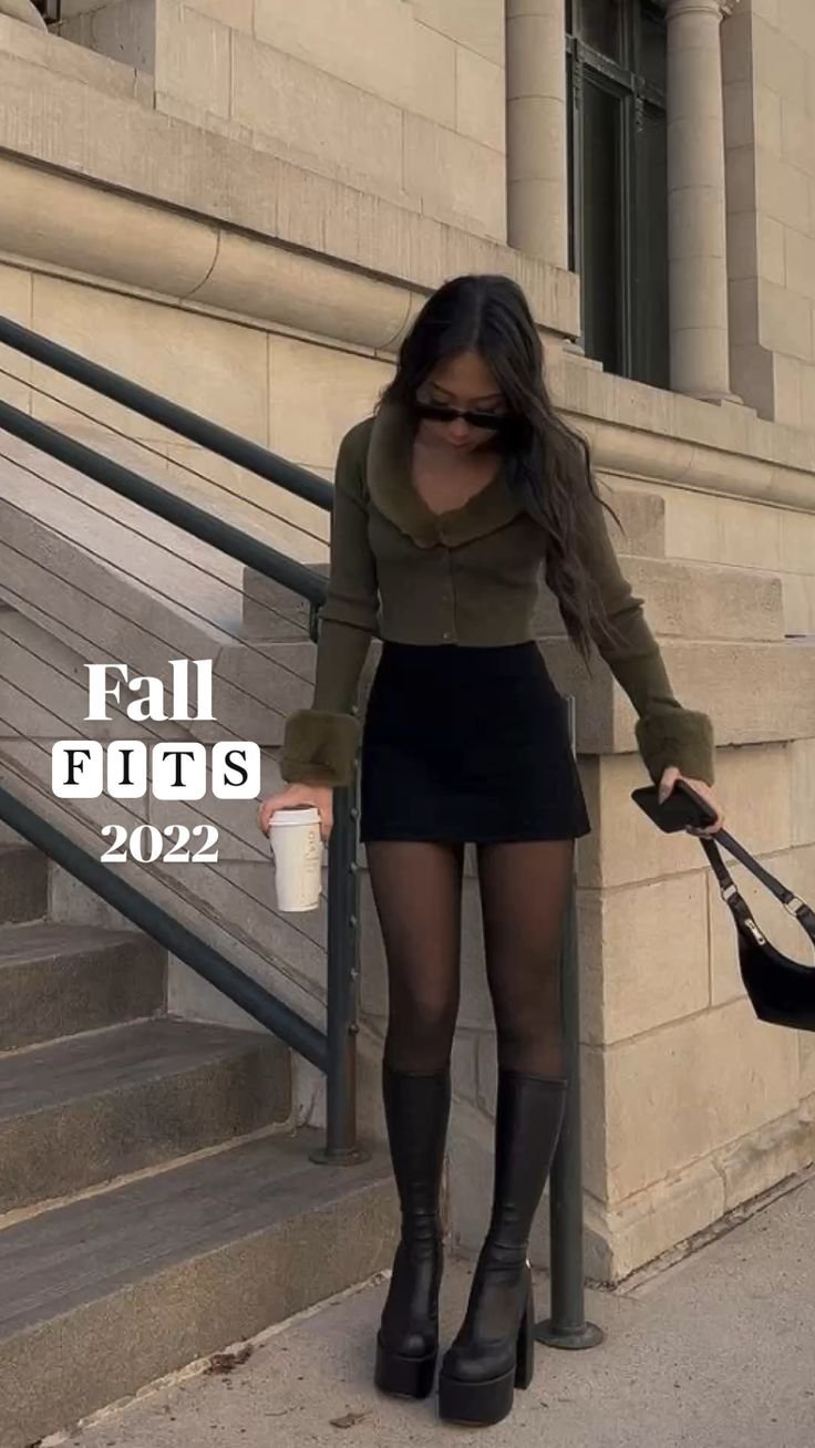 Tenues d'automne 2022. Nouveau style automnal. Tenues tendance. Collants noirs avec mini-jupe. Bottes hautes. Tenue jupe et collants.