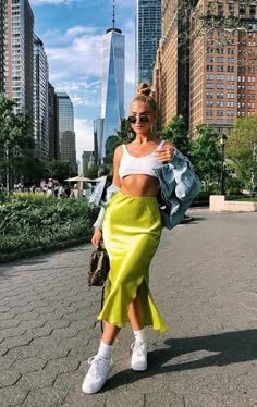 19 idées de tenues avec une jupe en satin | Tenues mode, inspiration mode, tenues - Jupe en satin vert