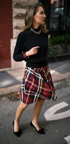 80 idées de tenues avec jupe à carreaux | tenue jupe à carreaux, jupes à carreaux, tenues 80 idées de tenues avec jupe à carreaux | Tenues avec jupe à carreaux, jupes à carreaux, tenues - Tenue avec jupe à carreaux rouge