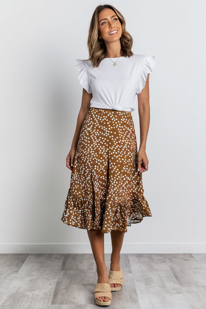 Looks frais : 22 idées de tenues printanières avec t-shirts pour 2025