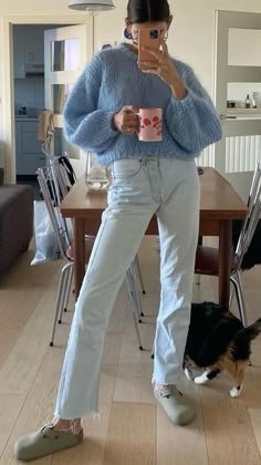 25 idées de pulls/manteaux bleu clair | Tenues, pulls bleus, mode - Tenue pull bleu bébé