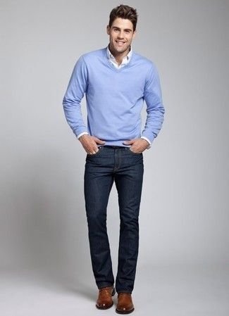 Pull bleu clair à col en V pour homme, chemise blanche à manches longues, jean bleu marine, chaussures derby en cuir marron - tenue pull bleu ciel