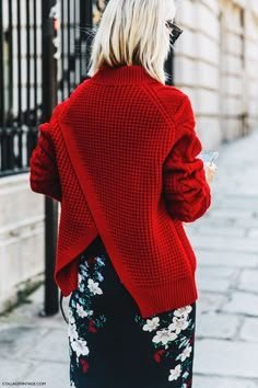 330 idées de pulls printemps-été | Pulls d'été, mode, tricots - Tenue cardigan rouge