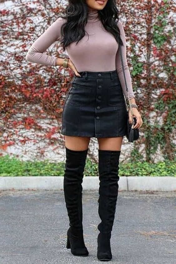 Comment porter des mini-jupes Conseils et astuces faciles Inspiration Street Style Looks 2023 - LadyFashioniser.com - tenue mini-jupe noire hiver