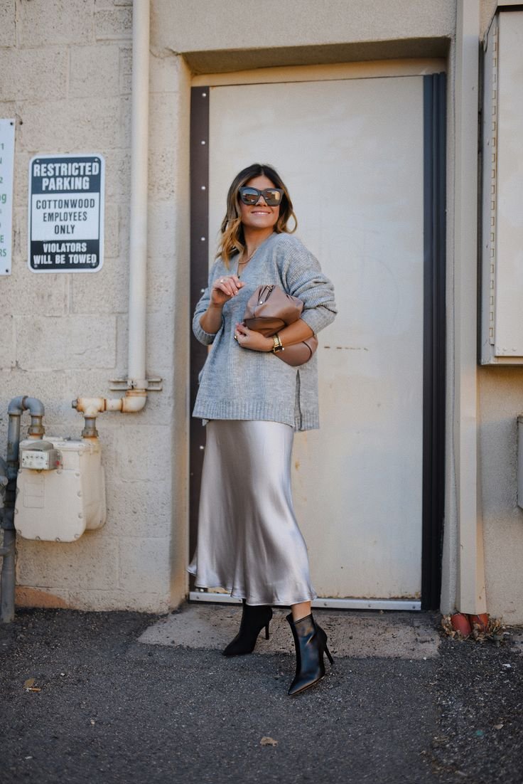 CHECKLIST POUR L'HIVER : UNE JUPE MIDI EN SOIE | CHIC TALK - Tenue jupe satin hiver