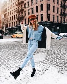 25 idées de pulls/manteaux bleu clair | Tenues, pulls bleus, mode - Tenue pull bleu bébé