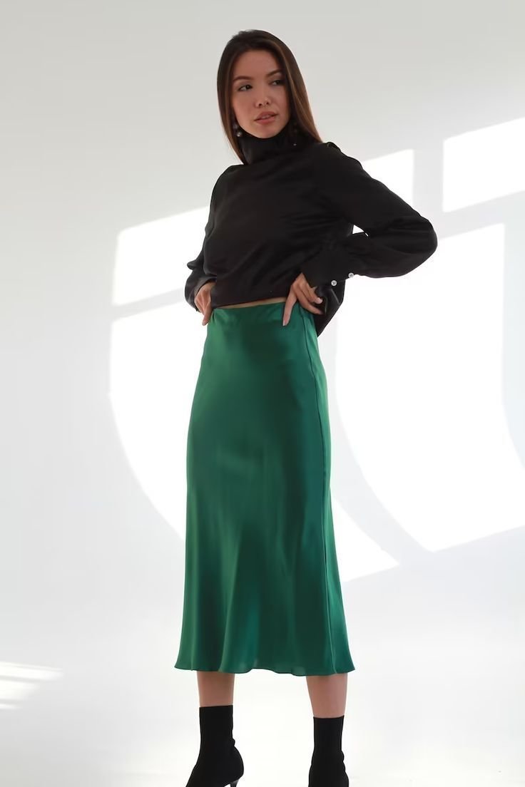 Idées de tenues pour une robe nuisette mi-longue en satin || Les plus belles robes en satin - Jupe en satin vert