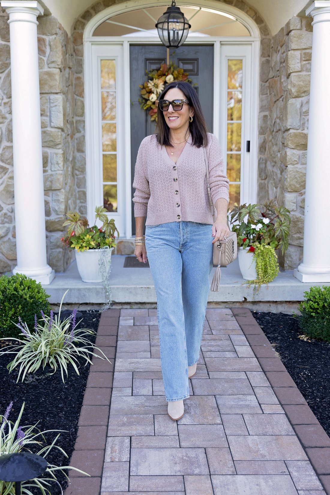 Comment porter des bottines avec un jean droit | Jo-Lynne Shane Comment porter des bottines avec un jean droit | Jo-Lynne Shane – Tenue cardigan court