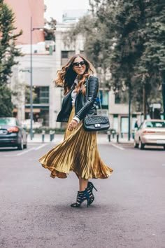 31 idées de tenues avec une jupe plissée dorée | Tenues, jupe plissée dorée - Tenue avec une jupe dorée