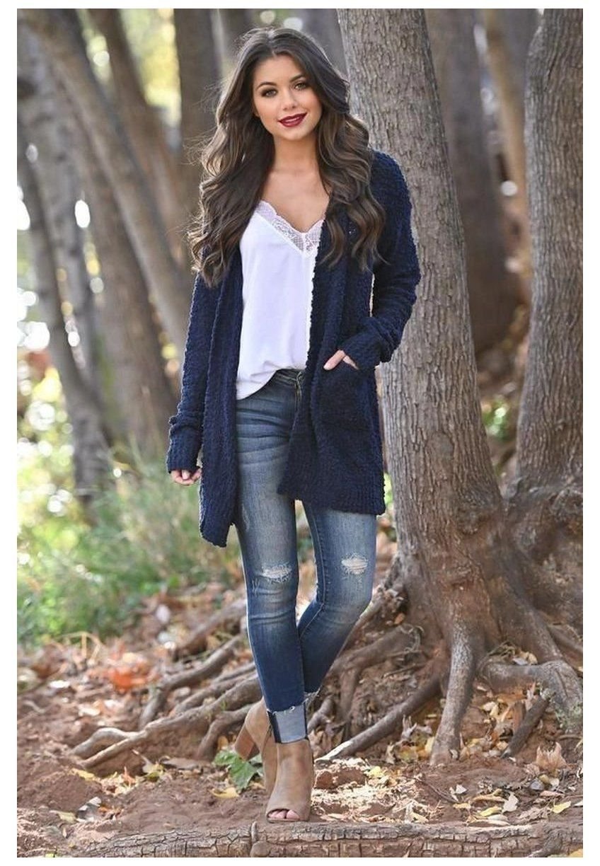 Page d'épingles - tenue cardigan bleu marine