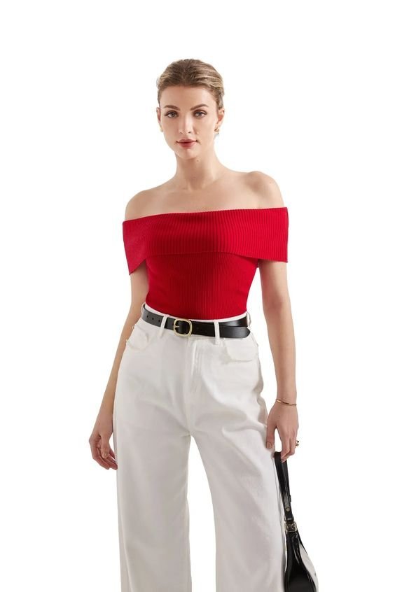 Haut en tricot rouge à épaules dénudées