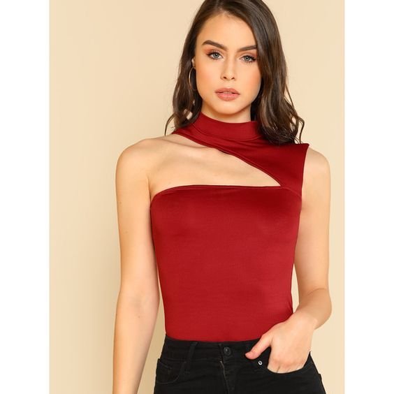 Débardeur rouge à découpes asymétriques