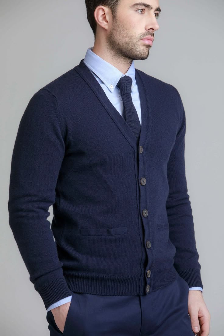 Page d'épingles - tenue cardigan bleu marine
