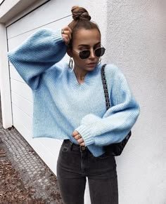 8 idées de pulls bleu bébé | Pull bleu bébé, mode, tenues - Tenue pull bleu bébé