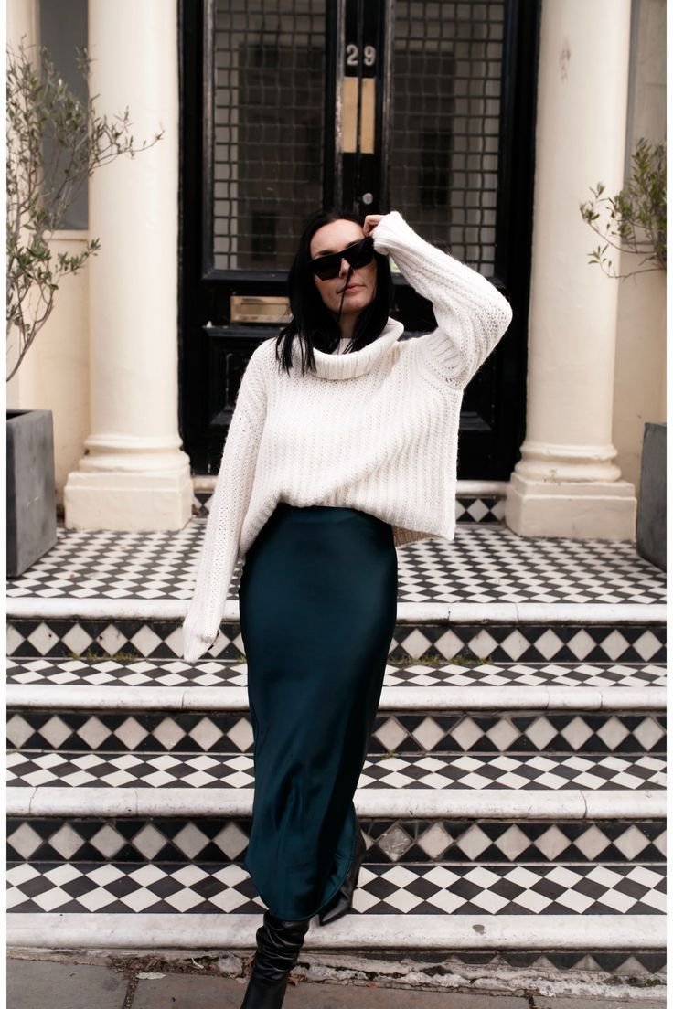 Idées de tenues d'hiver avec une robe en soie || Tenue simple en soie pour femme - Jupe en satin pour l'hiver