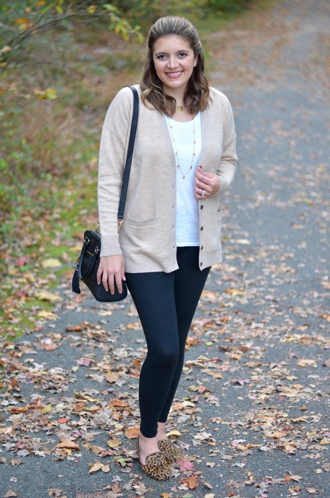 Cardigan oversize et leggings - Par Lauren M Cardigan oversize et leggings - Par Lauren M - Tenue cardigan beige