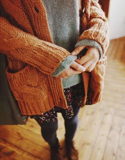 Comment porter le cardigan ? - Personal Shopper Paris - Habillez-vous comme une Parisienne - Tenue cardigan rouge