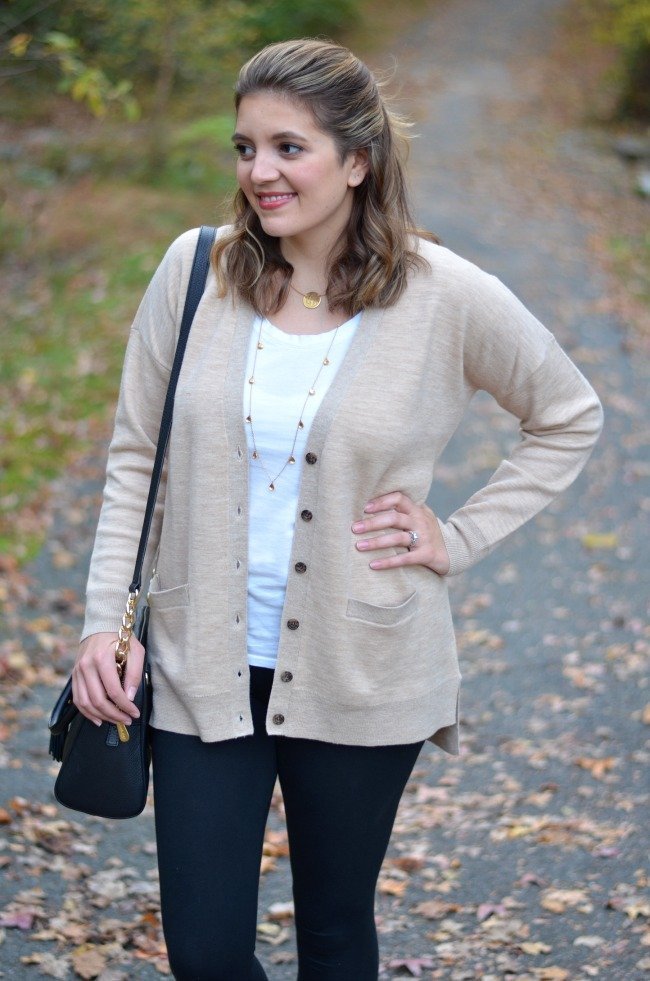 Cardigan oversize et leggings - Par Lauren M Cardigan oversize et leggings - Par Lauren M - Tenue cardigan beige