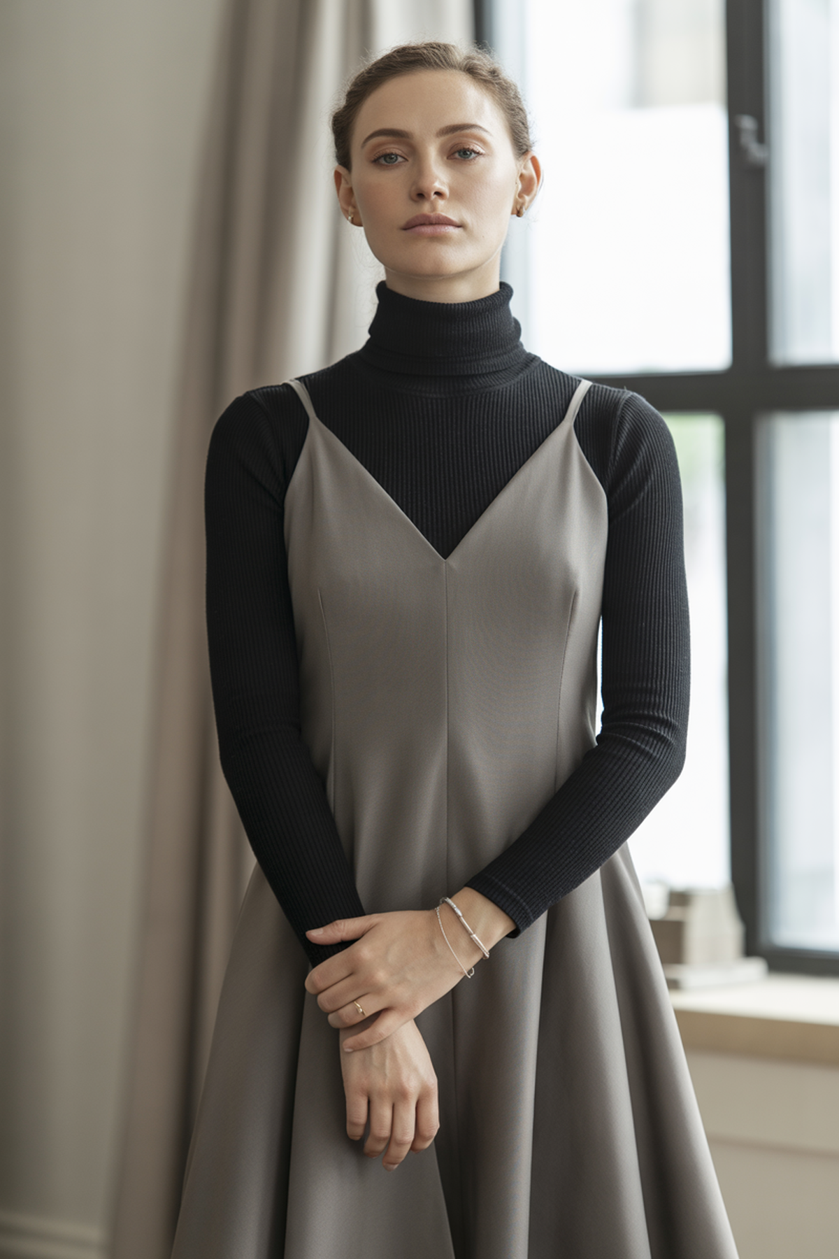 Look em Camadas com Gola Alta e Vestido Sem Mangas