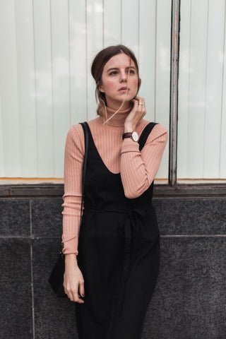 Ambiance hivernale : comment porter une petite robe noire – Current Boutique - robe pull noire