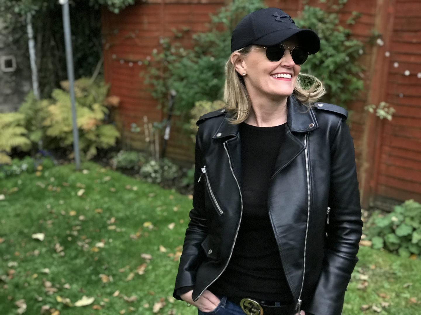 Oubliez les tenues vestimentaires adaptées à votre âge ! 7 essentiels pour les rockeuses d'âge mûr ! Tenue avec veste en cuir noir pour femme