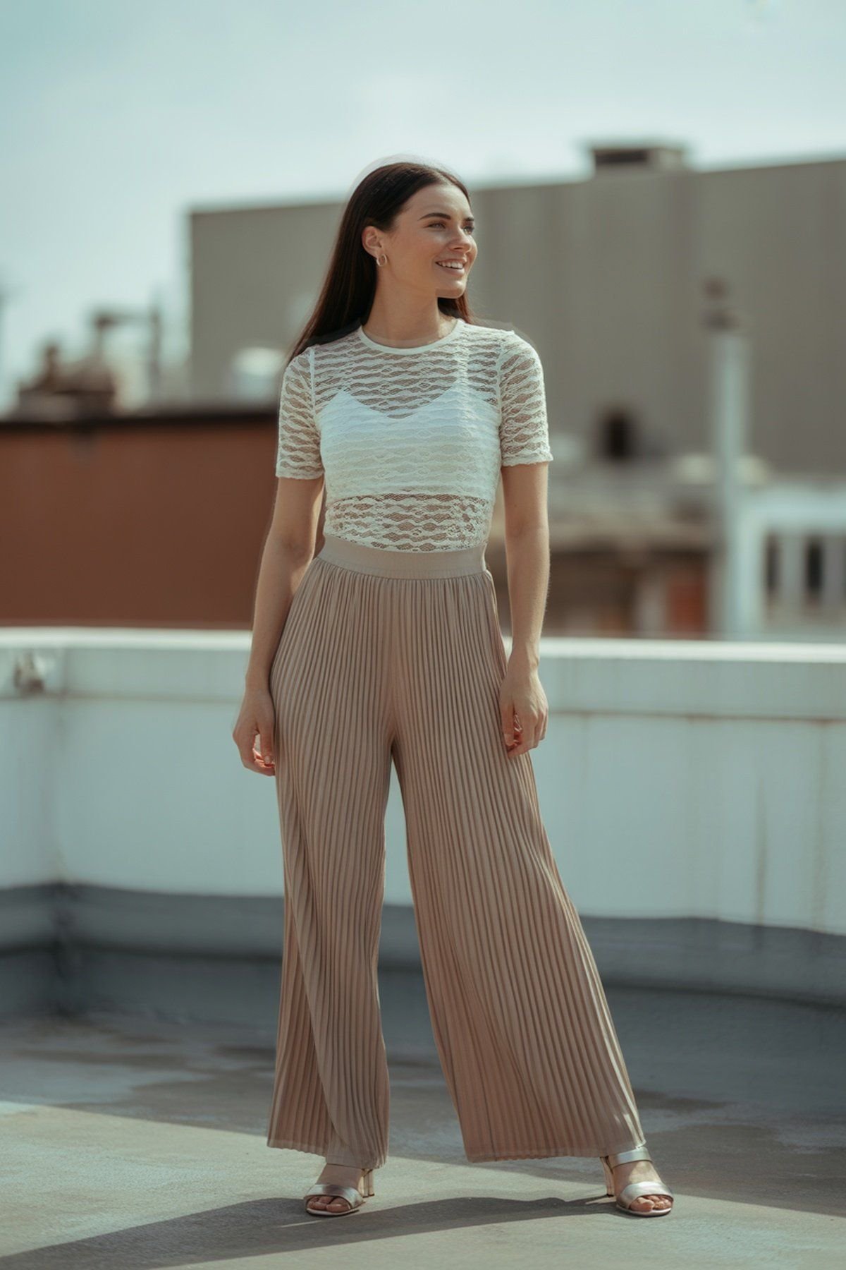 Calças Palazzo Plissadas com Top Justo de Renda