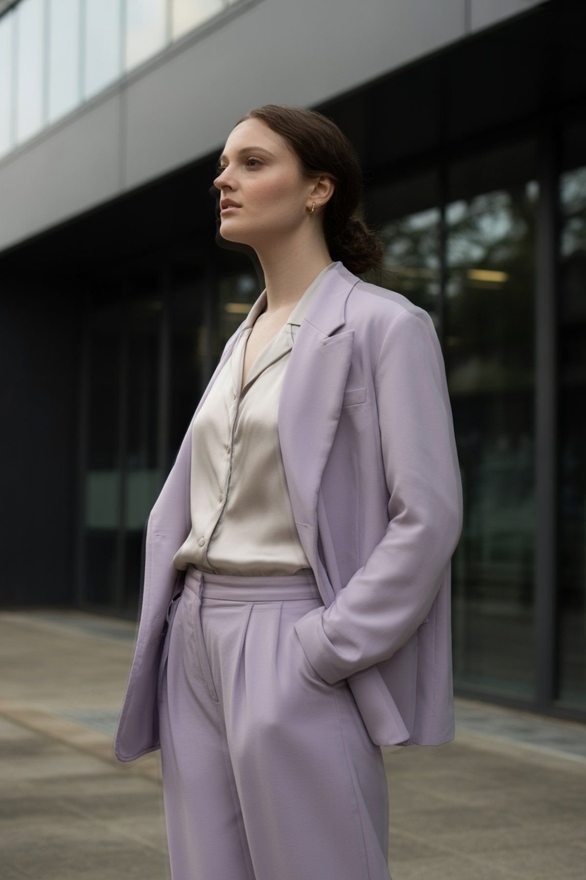 Conjunto de Calça e Blazer em Tons Pastel Suaves com Blusa de Seda Delicada