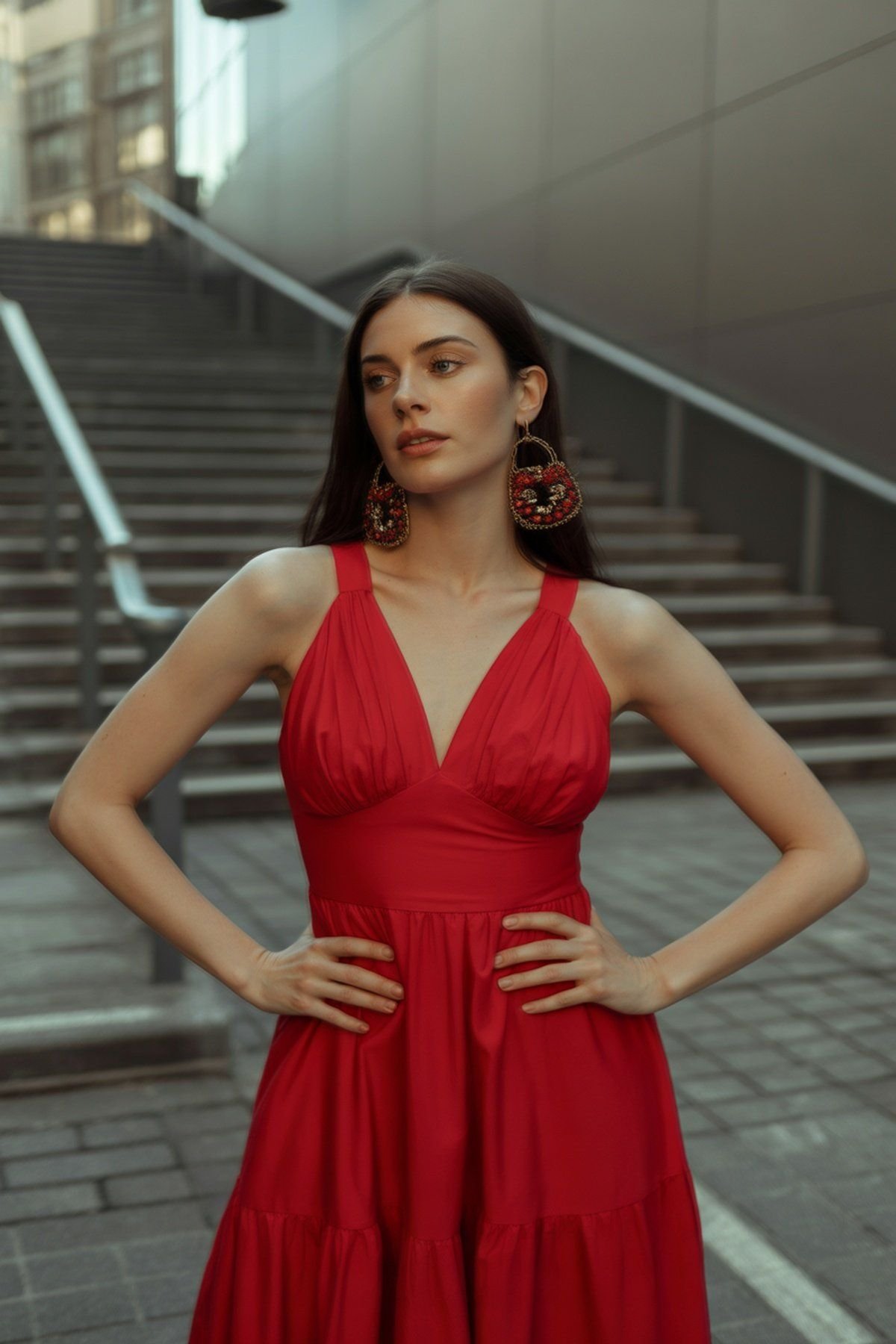 Vestido Maxi Vibrante em Cor Forte com Brincos Statement