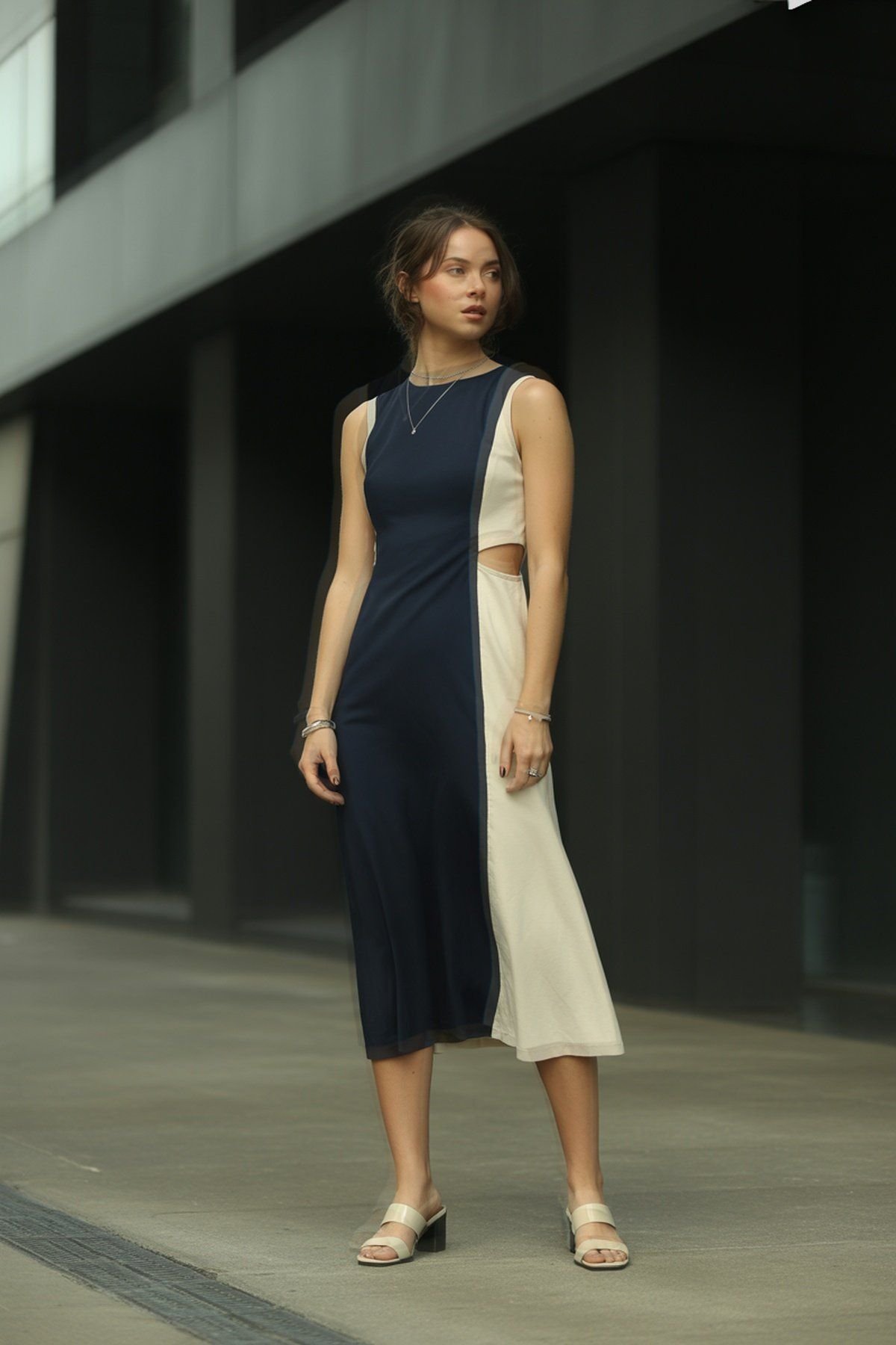 Vestido Midi Color Block com Recortes Modernos