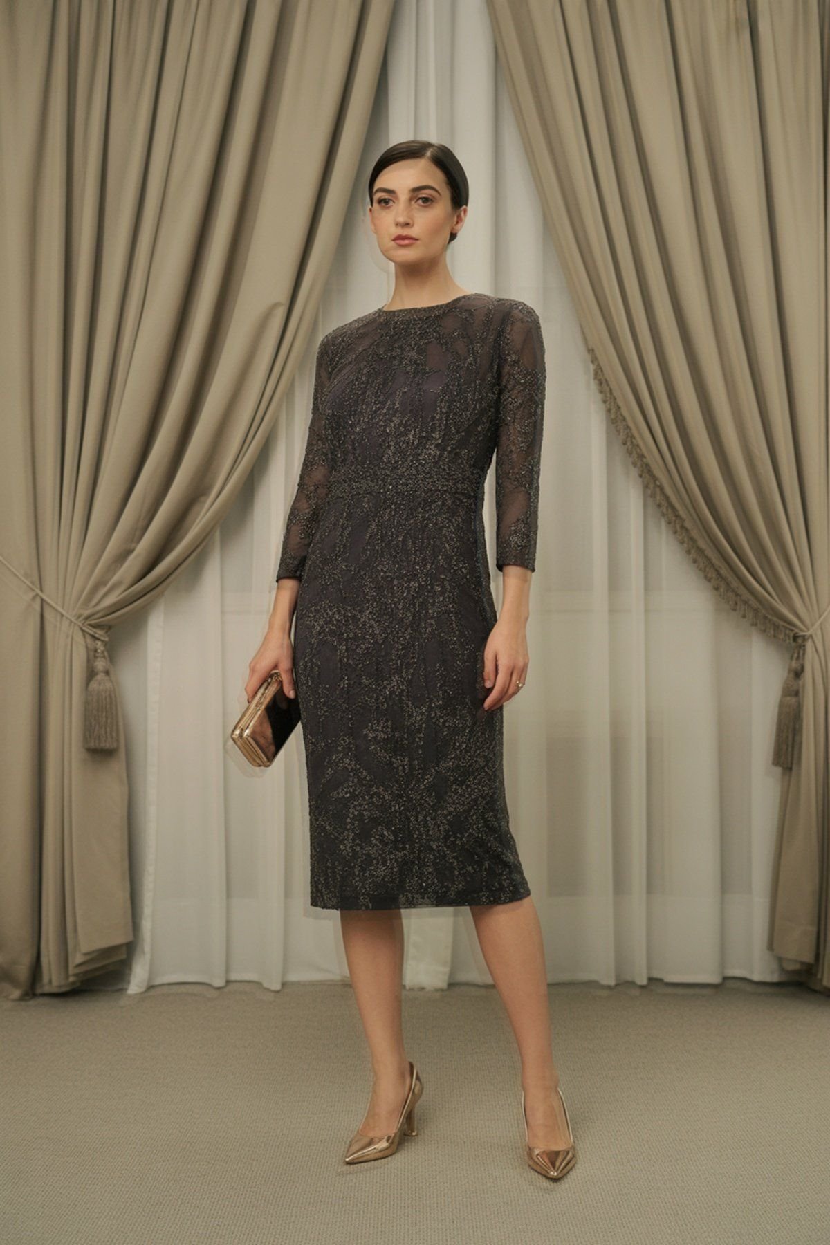 Vestido Tubinho Bordado com Scarpins Elegantes