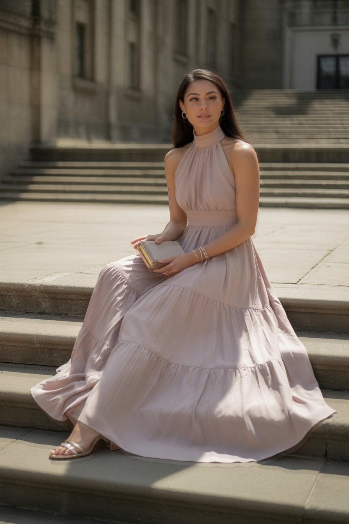 Vestido Maxi com Gola Alta e Silhueta Fluida