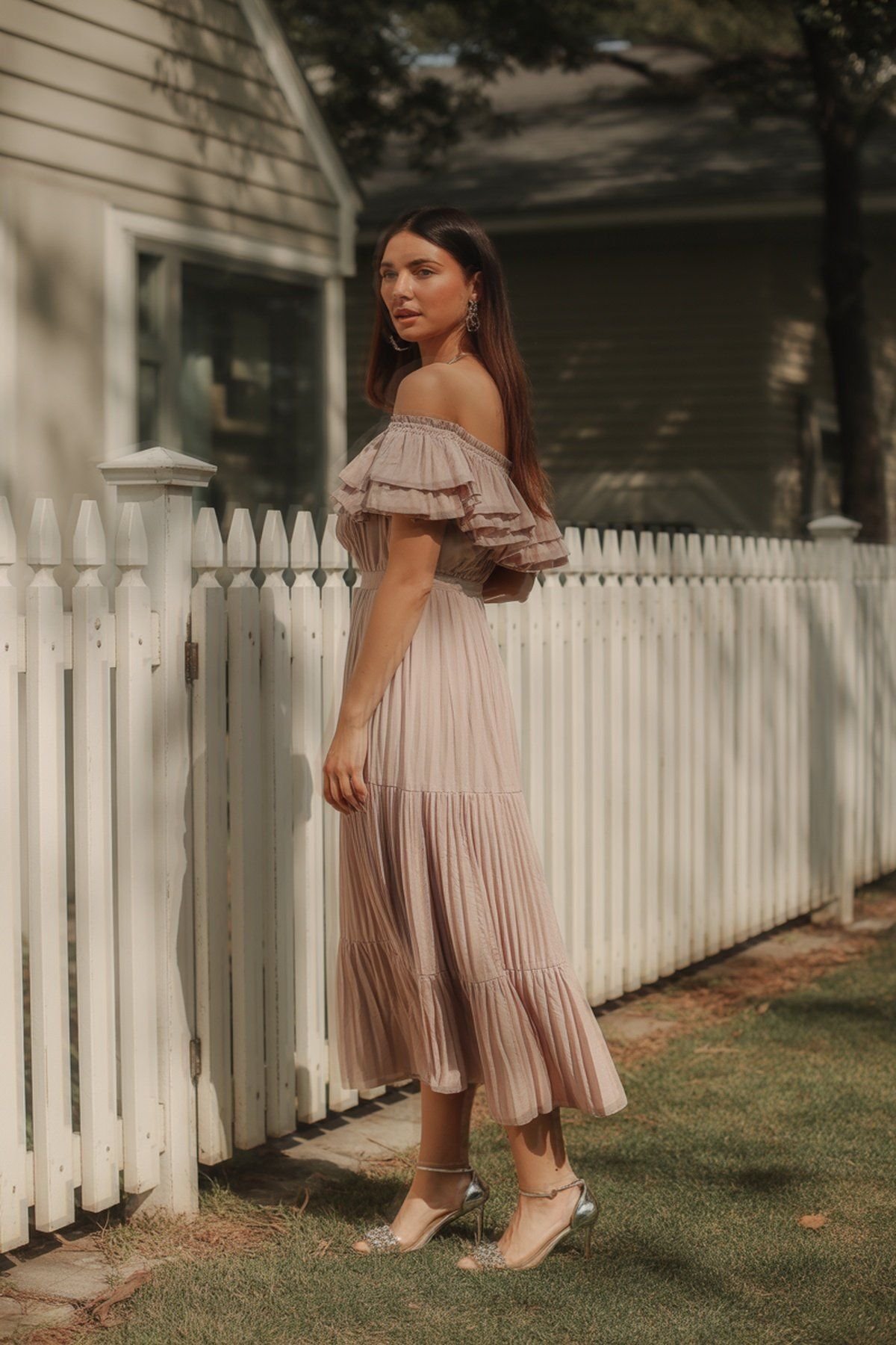 Vestido Ombro a Ombro com Babados e Saltos Elegantes