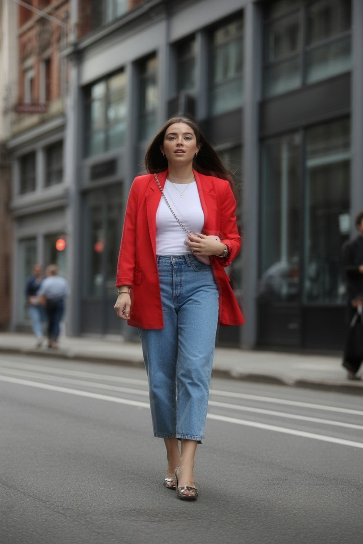 Blazer em Tom Vibrante Combinado com Jeans para Contraste Vivo
