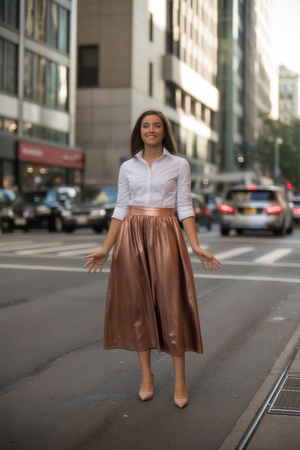 Saia Metálica Cobre com Camisa Branca Impecável