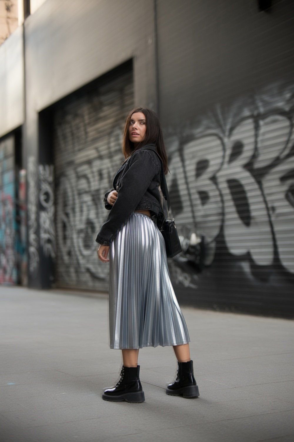 Saia Metálica Plissada com Botas Grossas de Cano Curto