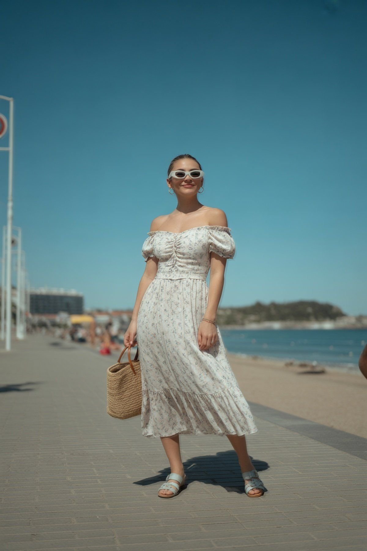 Vestido Floral Ombro a Ombro com Bolsa de Palha e Óculos de Sol